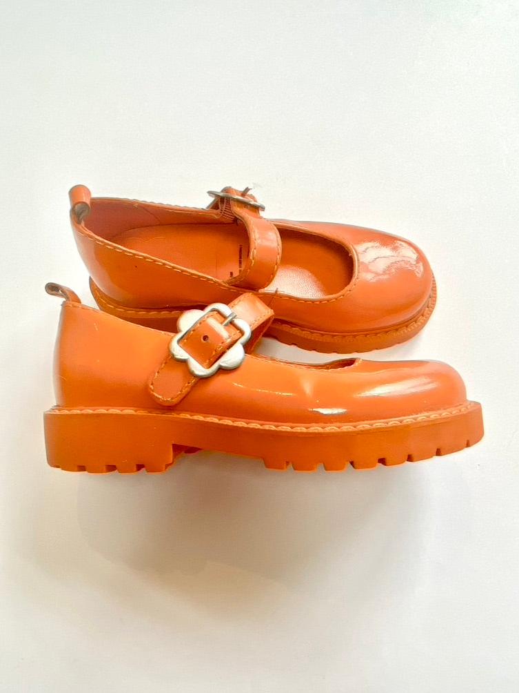 GAP orange patent flower buckle shoes Size 9