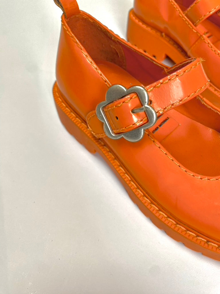 GAP orange patent flower buckle shoes Size 9
